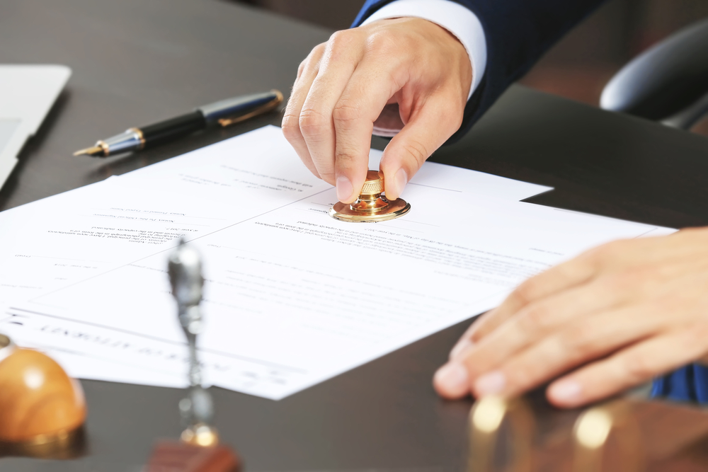 Documentos legales sobre mesa firma y sello