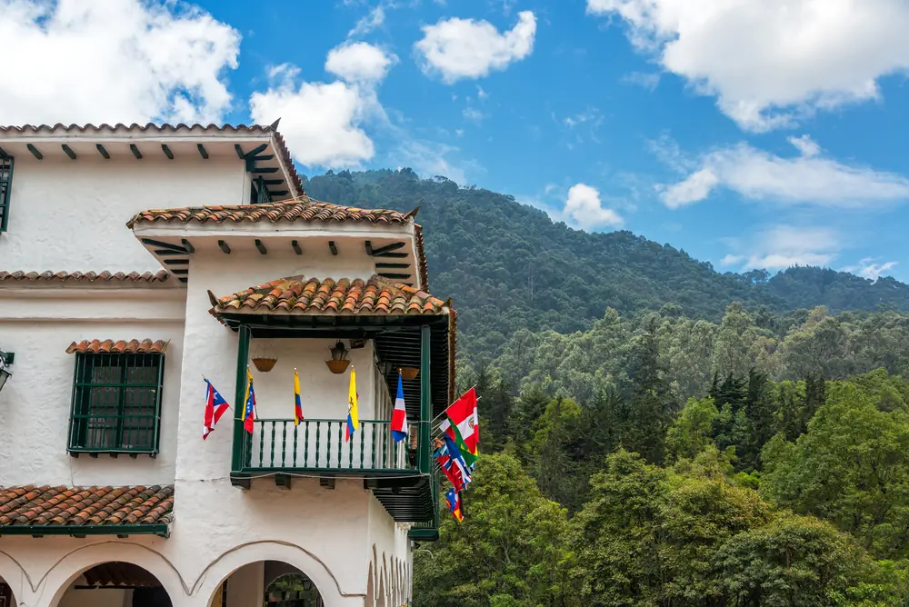 Casa colonial con banderas de Colombia al pie de Monserrate, Bogotá
