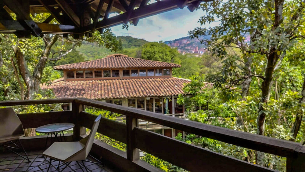 Balcón del bloque 11 de la Universidad de Antioquia con vista a Medellín