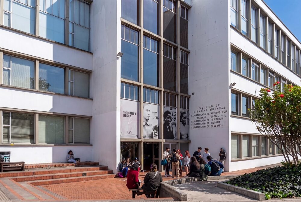 Entrada de la Facultad de Ciencias Humanas de la Universidad Nacional de Colombia. Foto: Ricardo Ramírez Pinilla
