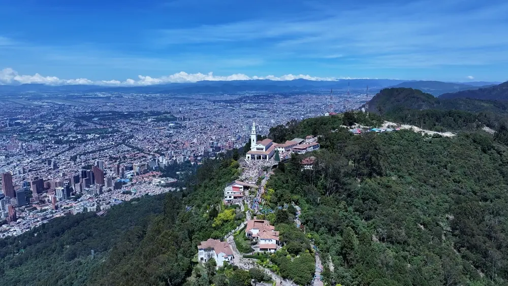 Santuario de Monserrate con vista de Bogotá