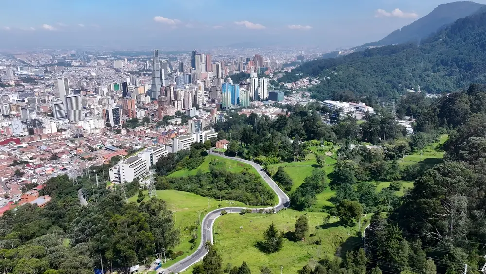 Vista aérea de Bogotá con los cerros orientales