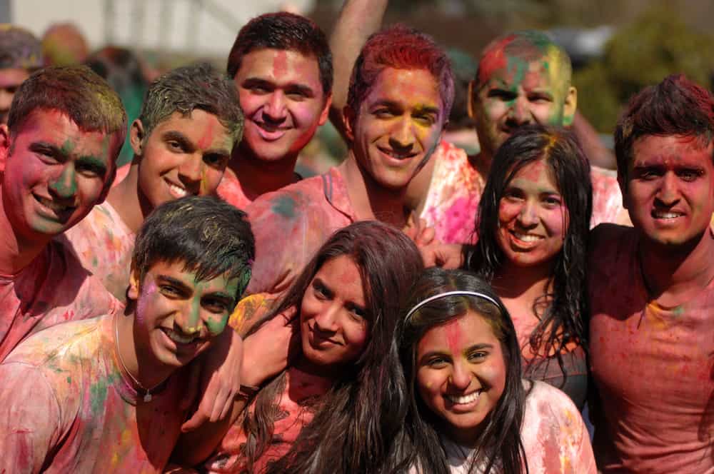 Estudiantes en Vancouver celebran Holi, el festival Hindú de colores