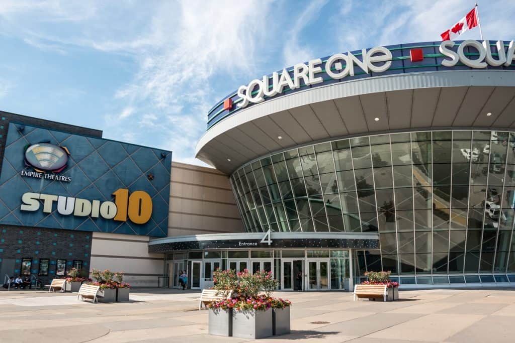 Square One el tercer más grande centro comercial de Canadá