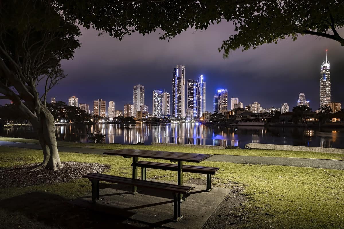 Gold Coast es la verdadera ciudad del sol, el surf y los parques de