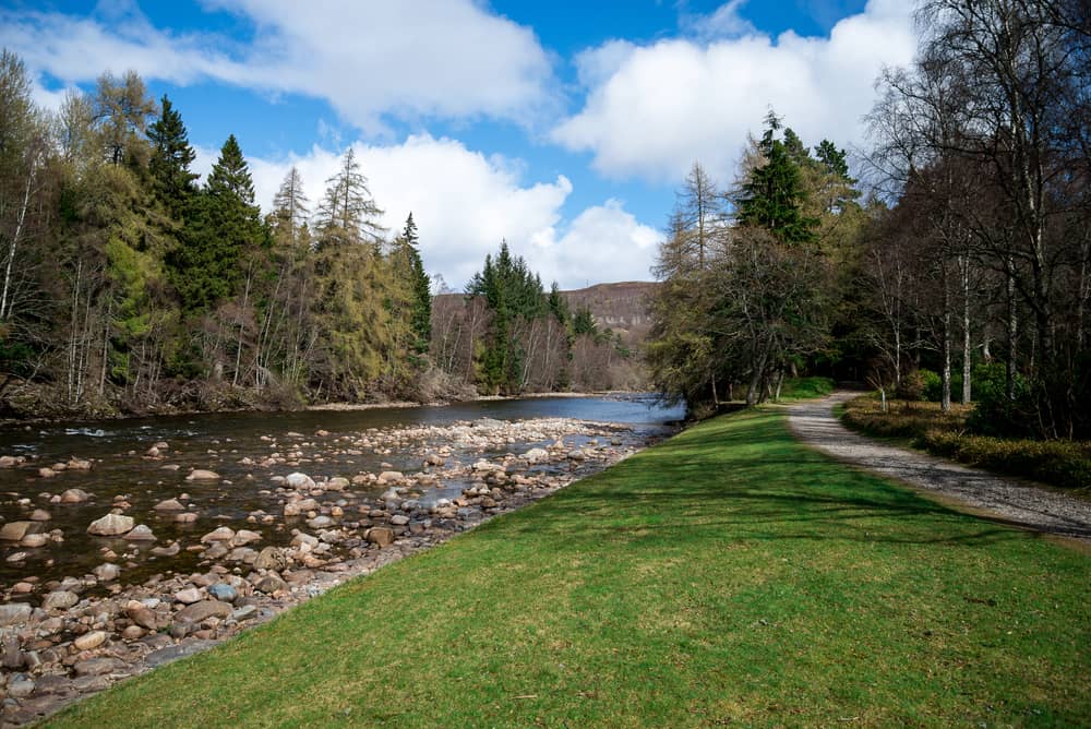 Una vista del sendero y el río Dee en el castillo de Balmoral, Aberdeenshire, Escocia