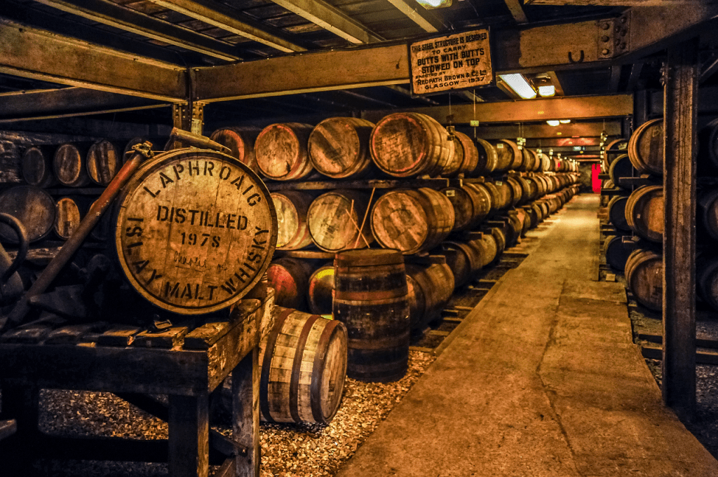 Whisky madurando en los barriles de la famosa Destilería Laphroaig