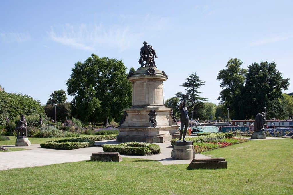 Monumento a William Shakespeare por Lord Ronald Gower en los jardines de Bancroft