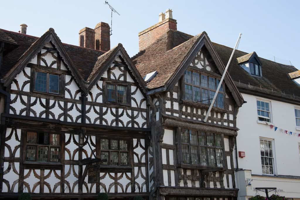 Edificios históricos en el centro de la ciudad de Stratford Upon Avon