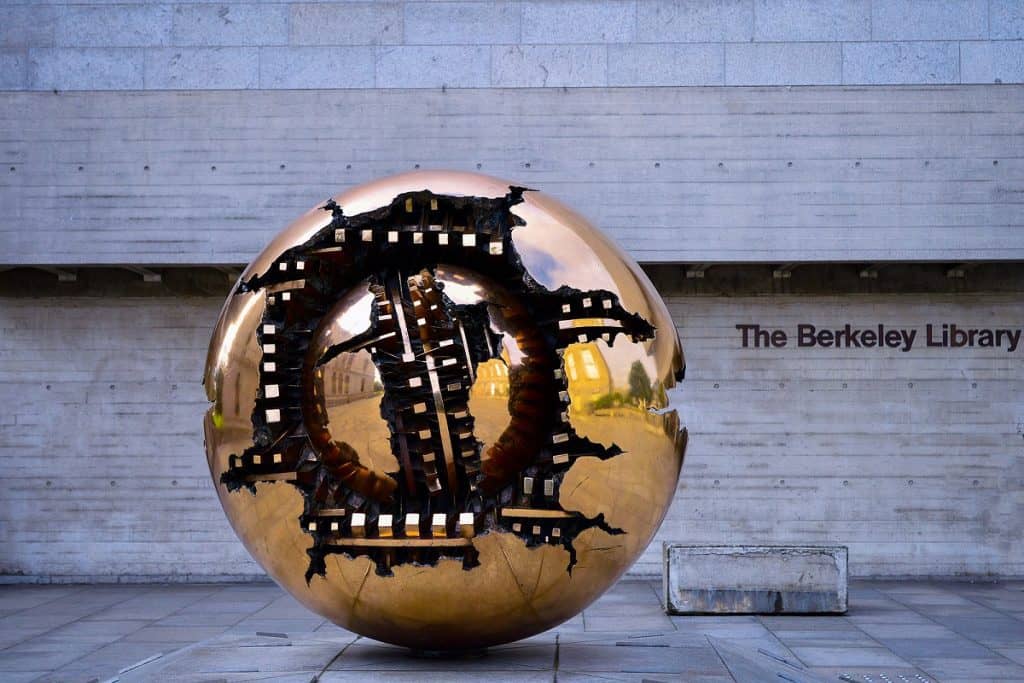 Pomodoro Sphere - Biblioteca de Berkeley - Trinity College Dublín
